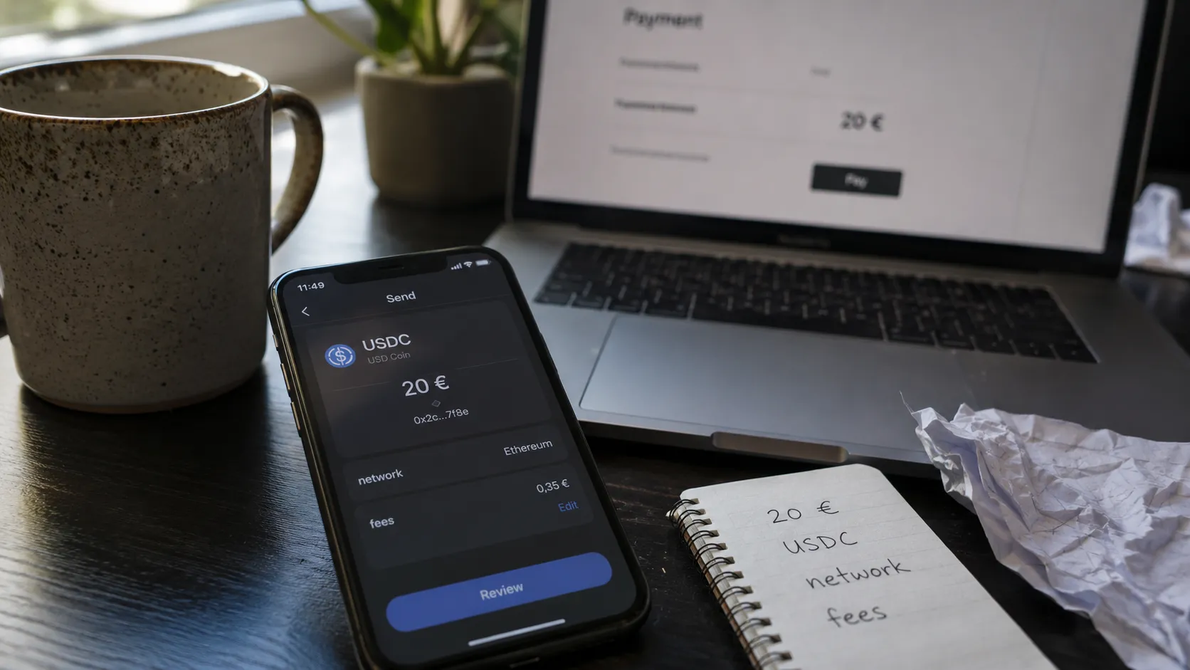 Smartphone affichant un transfert USDC de 20 euros avant validation